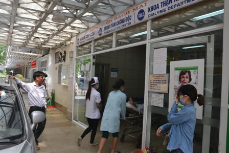 Hàng ngàn người vạ vật trong bệnh viện dưới cái nắng 39 độ C